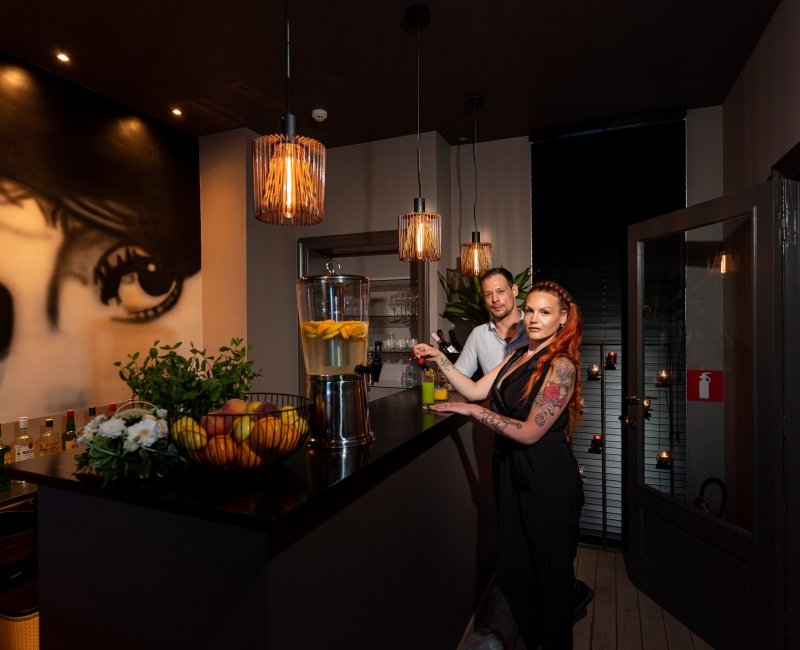 Salon / Bar